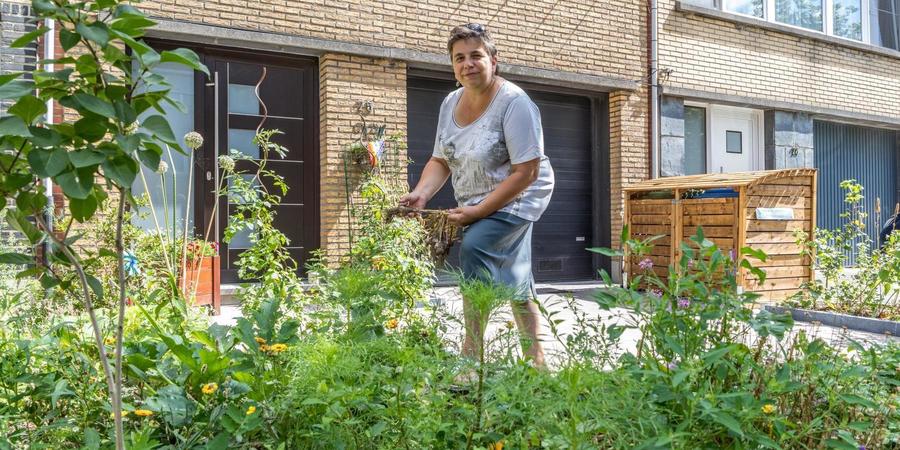 Bea Mertens in haar voortuin Bea Mertens in haar voortuin